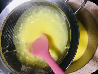 10、青花瓷奶黄冰皮月饼,过筛加入奶锅