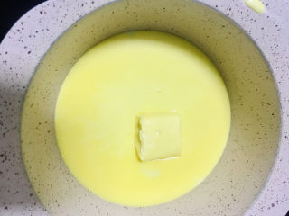 12、青花瓷奶黄冰皮月饼,放入奶锅