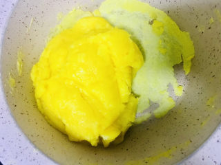 13、青花瓷奶黄冰皮月饼,小火翻炒至图中的样子