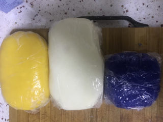 14、青花瓷奶黄冰皮月饼,冰皮，奶黄馅制作完成后裹上保鲜膜冰箱冷藏一小时