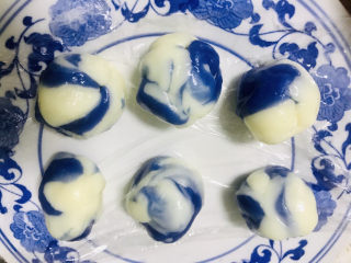 15、青花瓷奶黄冰皮月饼,蓝色冰皮和白色冰皮搓成青花，每份30克左右