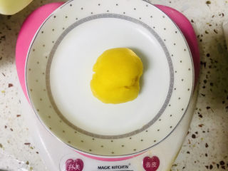 16、青花瓷奶黄冰皮月饼,把奶黄馅分成20克左右