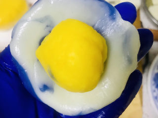 17、青花瓷奶黄冰皮月饼,诱人的色彩