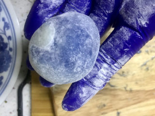 18、青花瓷奶黄冰皮月饼,搓成圆球后占一点粘米粉