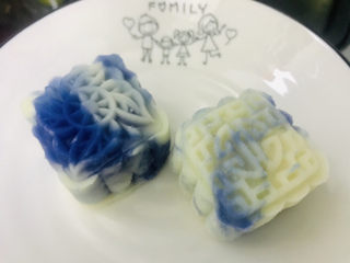 19、青花瓷奶黄冰皮月饼,用模具刻出心怡的青花瓷