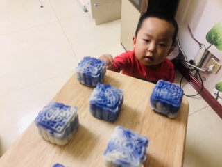 21、青花瓷奶黄冰皮月饼,小宝满眼都是????