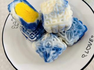 22、青花瓷奶黄冰皮月饼,吃不了的可以盖上保鲜膜冰箱保存