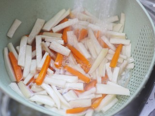 5、杏鲍菇炒胡萝卜,捞出沥干水。