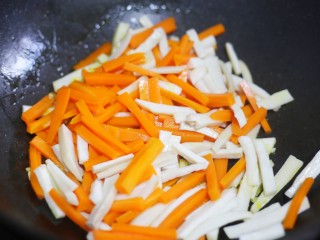 7、杏鲍菇炒胡萝卜,加入胡萝卜，杏鲍菇炒3分钟。