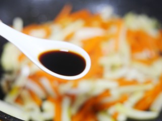 8、杏鲍菇炒胡萝卜,加入生抽。
