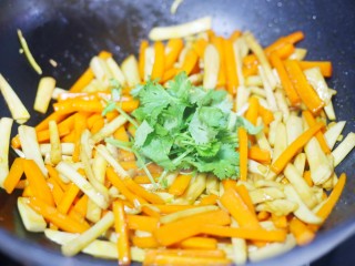 11、杏鲍菇炒胡萝卜,加香菜拌匀即可。