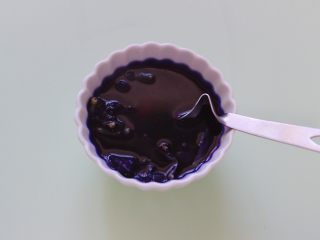 2、星空水晶奶黄汤圆,蝶豆花放入碗里加入开水浸泡20分钟，然后再烧开后。