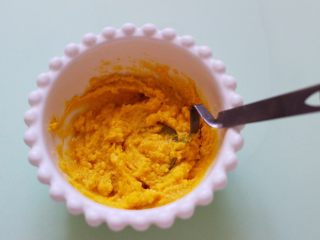 6、星空水晶奶黄汤圆,最后把所有的食材和调料混合搅拌成馅备用。