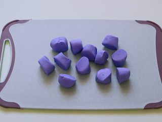 7、星空水晶奶黄汤圆,静置好的面团分成大小均匀的剂子。