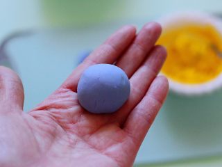 10、星空水晶奶黄汤圆,用手的虎口处捏圆后包成汤圆。