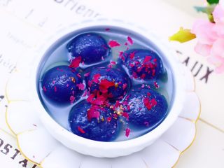 15、星空水晶奶黄汤圆,煮好的汤圆趁热吃，口感非常Q弹。