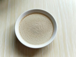 14、做饼＋咖喱香菇鸡丁披萨饼,酵母粉用温水花开，倒入面粉器具中。