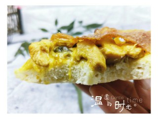 24、做饼＋咖喱香菇鸡丁披萨饼,一口咬下去特别满足，诱惑到你吗？如果有，做起来吧！(^_^)