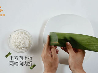 2、4种最实用的包粽子方法,一学就会,将一张粽叶,下方向上折,两端向内折