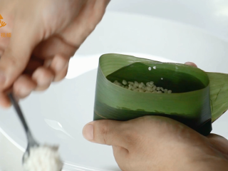 3、4种最实用的包粽子方法,一学就会,放入糯米