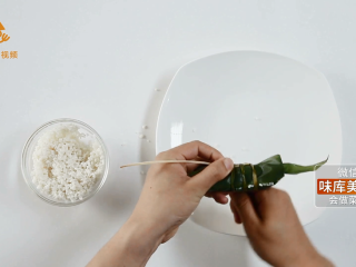 5、4种最实用的包粽子方法,一学就会,用细绳绑好