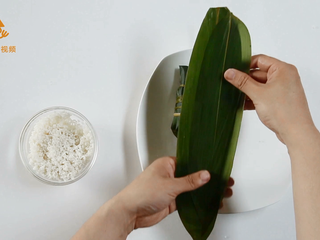 8、4种最实用的包粽子方法,一学就会,准备两张粽叶