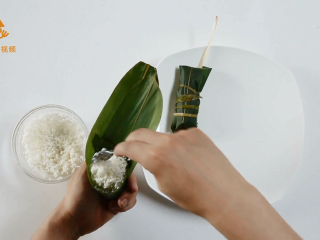 10、4种最实用的包粽子方法,一学就会,放入糯米