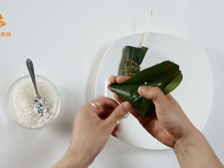 11、4种最实用的包粽子方法,一学就会,折叠粽叶使粽叶把糯米全部包住