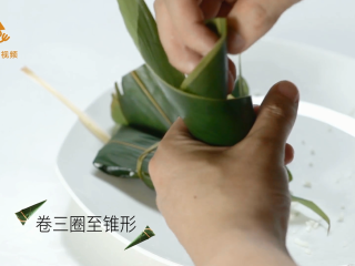 15、4种最实用的包粽子方法,一学就会,准备两张粽叶卷三圈至锥形