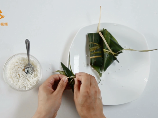 18、4种最实用的包粽子方法,一学就会, 用细绳绑好