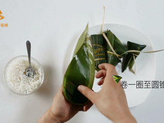21、4种最实用的包粽子方法,一学就会,准备两张粽叶卷一圈至圆锥状
