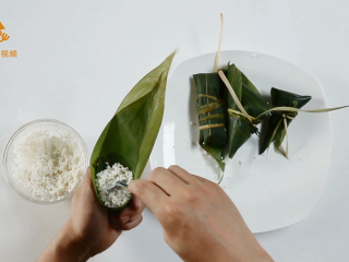 22、4种最实用的包粽子方法,一学就会, 放入糯米