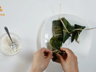 24、4种最实用的包粽子方法,一学就会,用细绳绑好