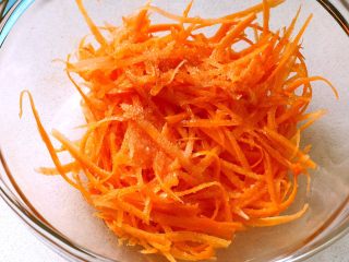 1、日式手鞠壽司飯團,胡蘿蔔刨成絲用白醋和鹽調味