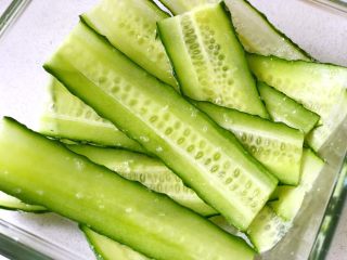 2、日式手鞠壽司飯團,黃瓜切薄片用鹽調味