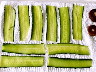 3、日式手鞠壽司飯團,然後用廚房紙吸干水份待用