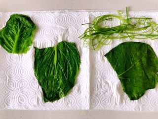 5、日式手鞠壽司飯團,小白菜葉子和香菜杆一用水焯后吸干水份