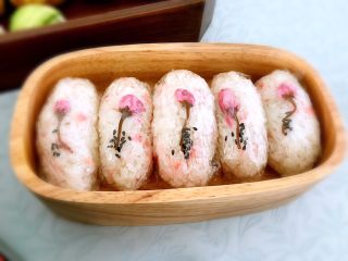 13、日式手鞠壽司飯團,然後裹上保鮮膜（防止櫻花掉下來，吃的時候再打開）