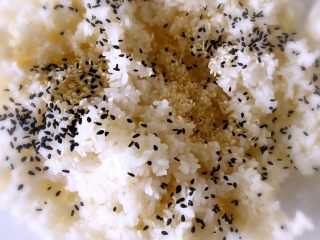 14、日式手鞠壽司飯團,將另外的米飯加少量壽司醋、黑白芝麻和均。