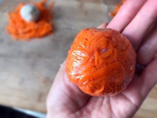 16、日式手鞠壽司飯團,然後抓起保鮮膜輕輕將飯團壓緊成圓形，注意力度以免將飯團壓得失去彈性。注意不要將保鮮膜包進去。