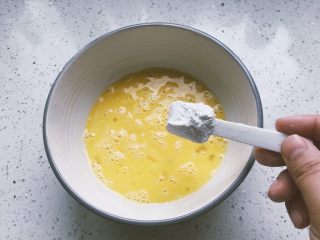 4、洋槐花厚蛋烧,一勺淀粉