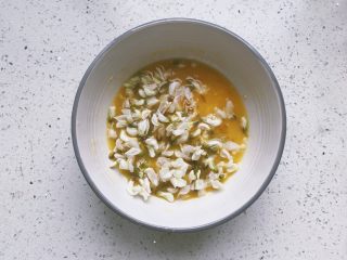 5、洋槐花厚蛋烧,加入槐花