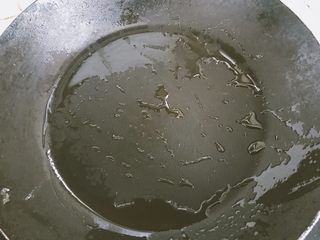 6、洋槐花厚蛋烧,不粘锅刷薄油