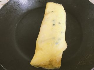 9、洋槐花厚蛋烧,不停重复 直到蛋液倒完