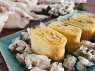 10、洋槐花厚蛋烧,切块 开吃