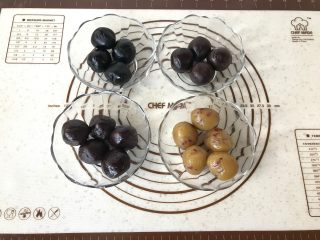 1、桃山皮月饼,先准备好馅料，每个克重30克，选择自己喜欢的口味就好，我是买的馅料再自己添加了一些蔓越莓陈皮类的来增加风味。