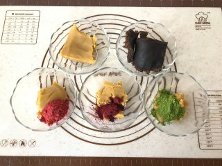 2、桃山皮月饼,牛奶桃山皮分成4份，其中3份分别加入抹茶粉4克、紫薯粉4克、红曲粉4克。
