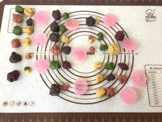 4、桃山皮月饼,分割饼皮，每份饼皮总重控制在20-22克左右。先选择好要用的花片，再根据花片形状以及自己想要搭配的颜色来分割，过程有点虐哦。因为后面制作时间