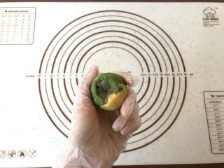 5、桃山皮月饼,放上馅料，利用右手虎口慢慢转圈将馅包裹好，收好口搓圆