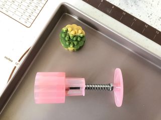 7、桃山皮月饼,再直接在烤盘上压制出花形。